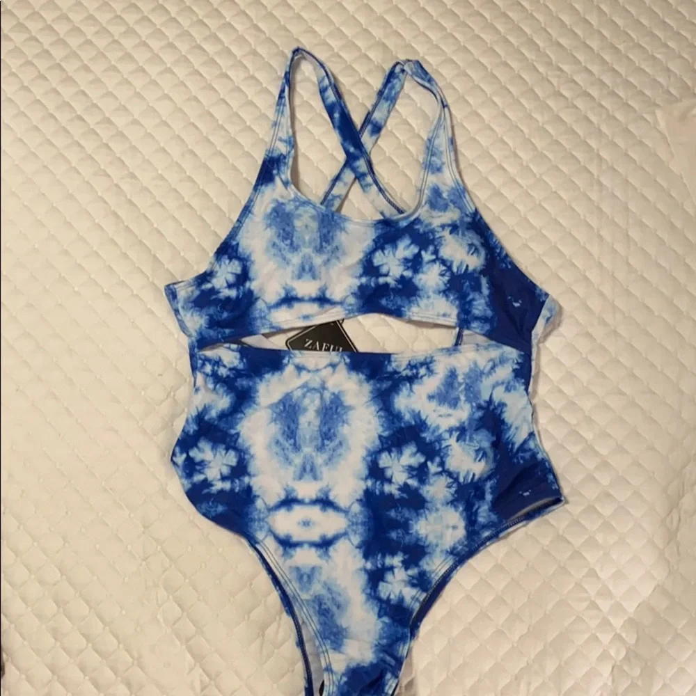 Zaful swimsuit NWT one piece back cross straps IS - Picture 1 of 9